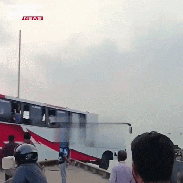 VIDEO: देखते ही देखते नदी में समा गई 40 यात्रियों से भरी बस, छटपटाते रहे लोग, खौफनाक मंजर