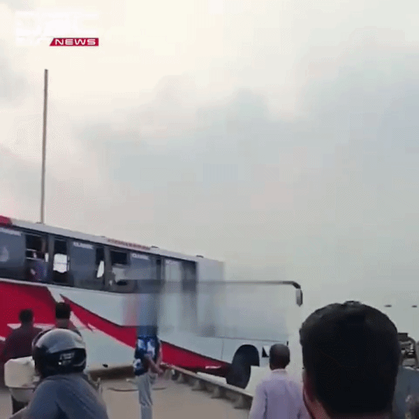 VIDEO: देखते ही देखते नदी में समा गई 40 यात्रियों से भरी बांग्लादेश की बस, छटपटाते रहे लोग, खौफनाक मंजर
