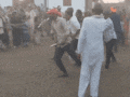 VIDEO: महिलाओं ने पुरुषों को डंडे लेकर खदेड़ा, बचकर भागे, भीड़ देखती रही तमाशा, यह क्या हो रहा