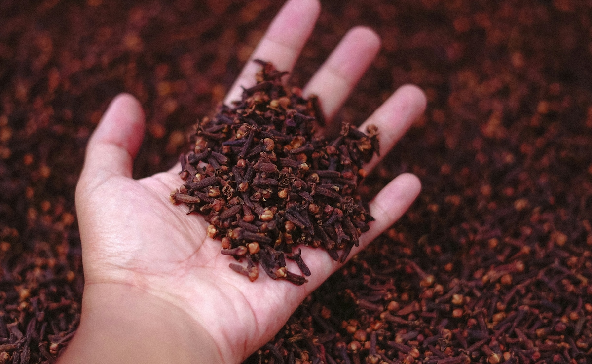 रात में मुंह में लौंग रखकर सोएं, सुबह दिखेंगे ये हैरान करने वाले फायदे