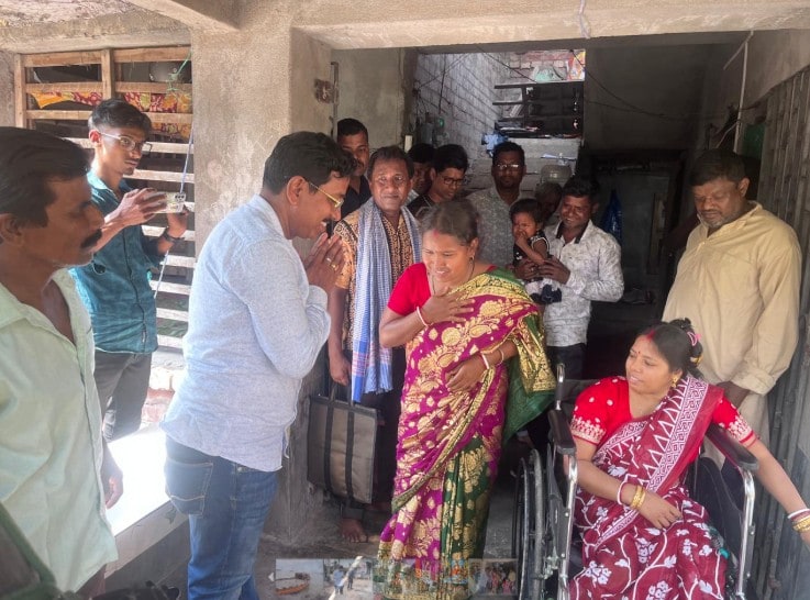 पवित्रा कर नंदीग्राम में स्थानीय लोगों से मुलाकात कर रही हैं 