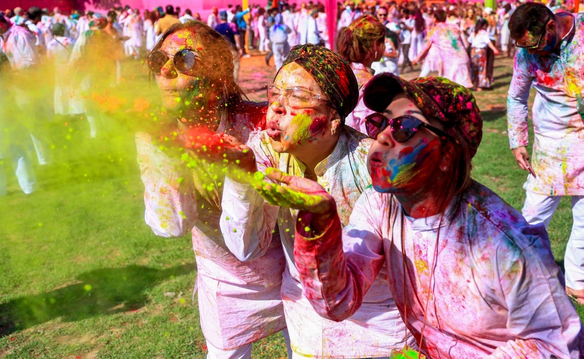 होली फाल्गुन मास की पूर्णिमा को मनाई जाती है.