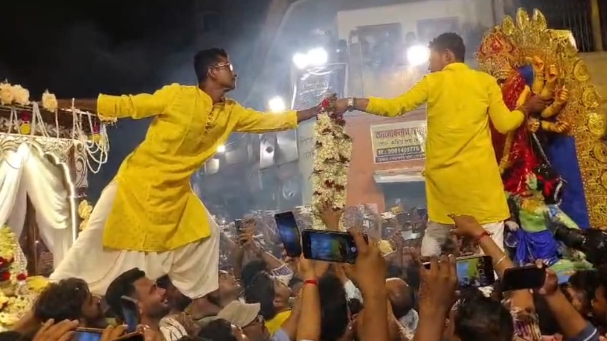 पुजारियों ने विवाह की सभी पारंपरिक रस्में पूरी करवाईं