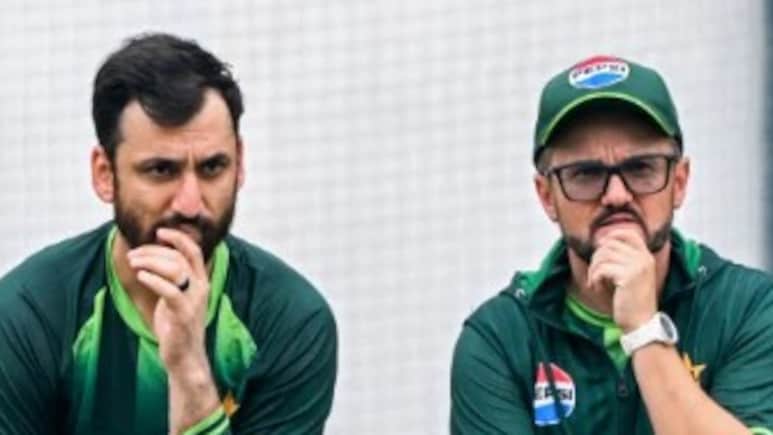 पाकिस्तान की टीम में पड़ी फूट, खिलाड़ियों ने माइक हेसन के खिलाफ किया विद्रोह, दर्ज कराई शिकायत