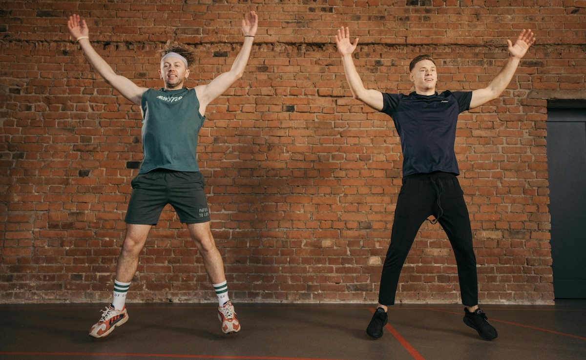 Belly Fat घटाने के लिए जिम नहीं, ये 6 आसान Standing Exercises करेंगी कमाल