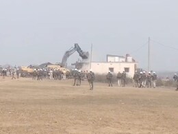 कांग्रेस नेता के घर पर चला बुलडोजर, भारी पुलिस बल की तैनाती में खाली कराई गई खनन क्षेत्र की जमीन