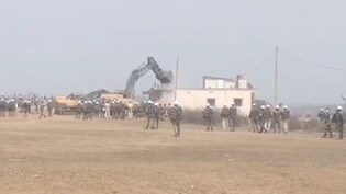कांग्रेस नेता के घर पर चला बुलडोजर, भारी पुलिस बल की तैनाती में खाली कराई गई खनन क्षेत्र की जमीन