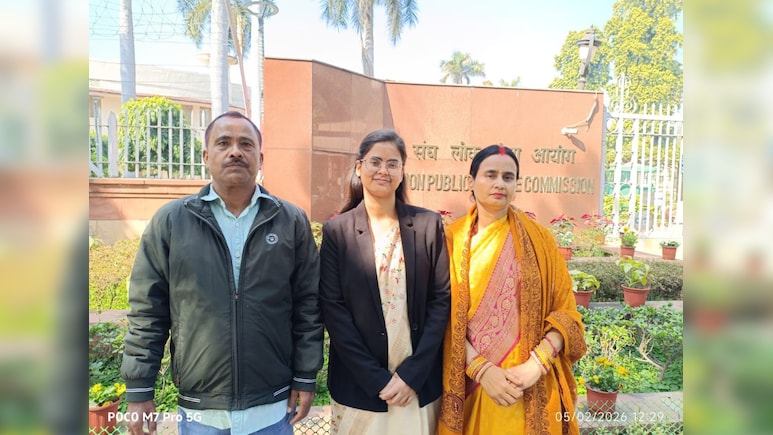 पिता करते थे कैरी बैग सप्लाई और बेटी बन गई IAS, गरीबी में पली रितिका ने छू लिया आसमान