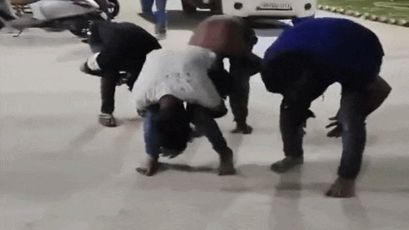 फिरोजाबाद में हुड़दंगियों को थाने में बनाया मुर्गा, ये है यूपी पुलिस का ट्रीटमेंट, देखें VIDEO