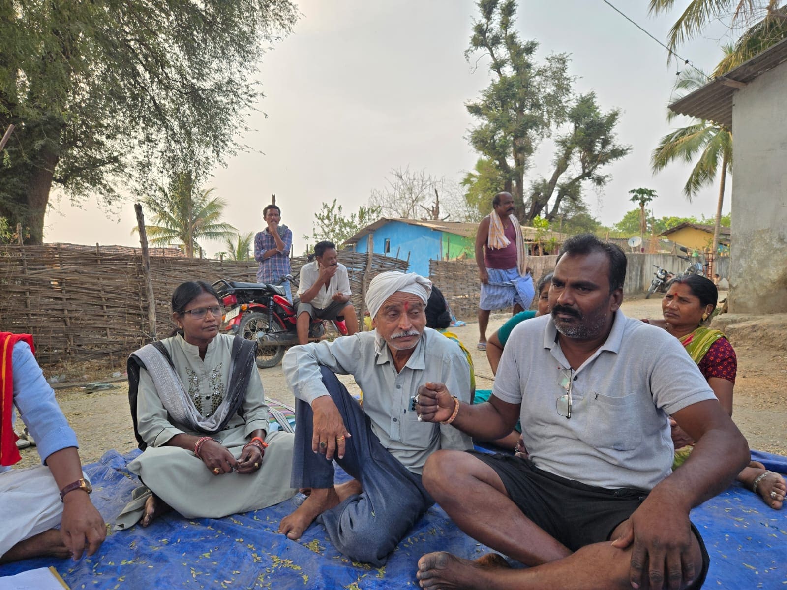 नक्सलियों के गढ़ में रहने वाले लोगों ने अपनी परेशानी बताई.