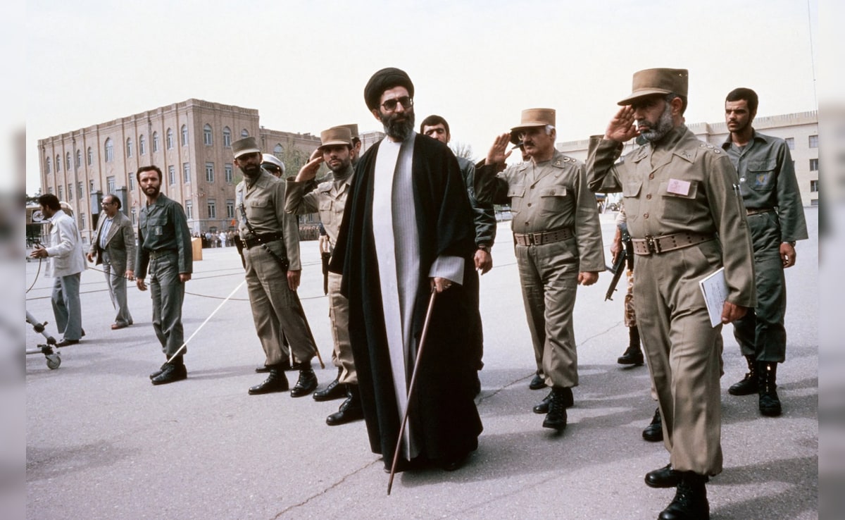 1987 की इस तस्वीर में, ईरान के सुप्रीम कमांडर अयातुल्लाह अली खामेनेई, डिफेंस फोर्स के पूर्व कमांडर सय्यद शिराजी के साथ तेहरान में सैनिकों का रिव्यू करते हुए