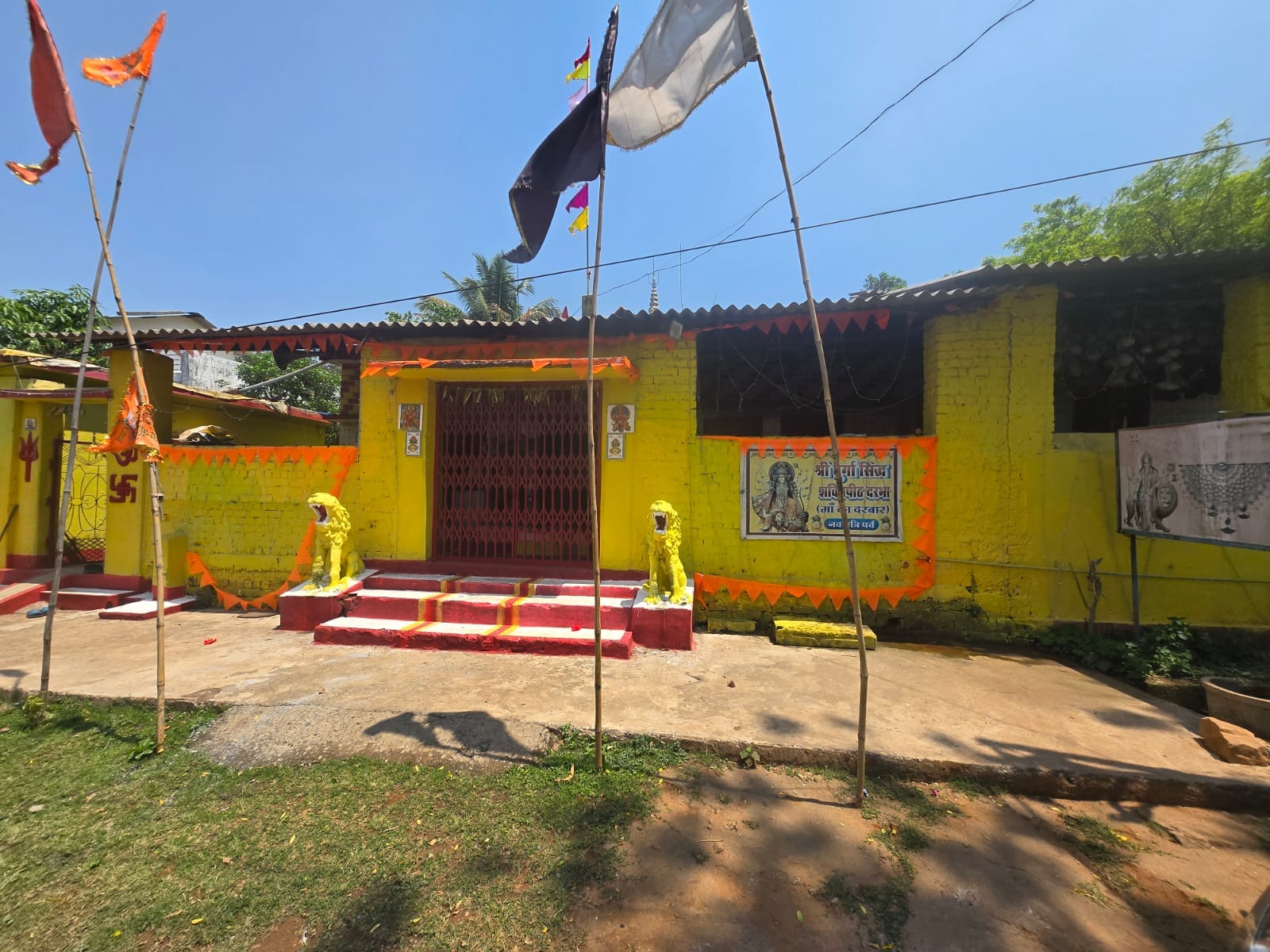 झीरम घाटी इलाके में स्थित वो मंदिर, जहां अक्सर मनोज की मां बैठकर रोती हैं.