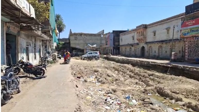 बारां: 7 साल से बन रहा फ्लाईओवर अब तक नहीं हुआ तैयार, 2 महीने पहले बीच चौराहे में गड्डा खोदकर छोड़ा &nbsp;