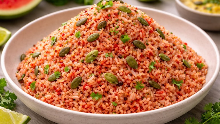 तरबूज से बना चावल? &lsquo;वॉटरमेलन राइस&rsquo;(Watermelon Rice) का नया ट्विस्ट, स्वाद भी और सेहत भी, जानें बनाने की आसान रेसिपी