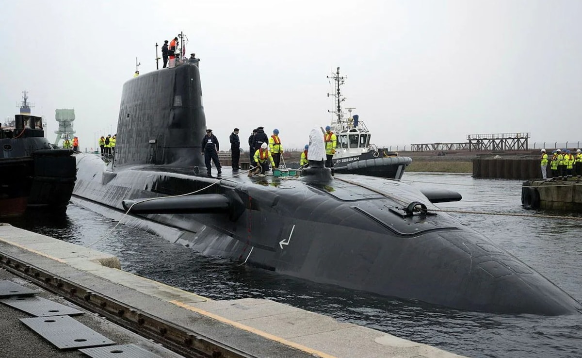 हॉर्मुज पर चरम तनाव के बीच अरब सागर में ब्रिटिश परमाणु पनडुब्बी की एंट्री; UN, WHO और WFP ने दी गंभीर तबाही की चेतावनी