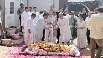 Vijaypat Singhania Funeral: Gautam Singhania, Family Perform Last Rites Of Former Raymond Chairman — Check Pictures