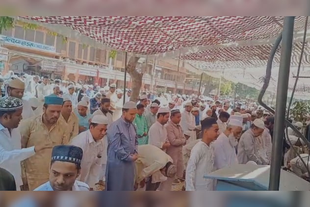 जौहरी बाजार में जुमे की नमाज करते अकीकतमंद