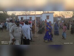 झेंडा उत्सव में दिखा गजब का नजारा, महिलाओं ने पुरुषों को दौड़ा-दौड़ाकर पीटा, देखने उमड़ी भीड़