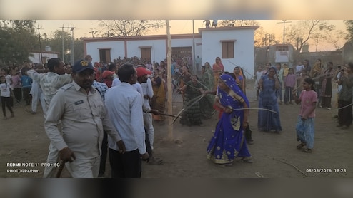 झेंडा उत्सव में दिखा गजब का नजारा, महिलाओं ने पुरुषों को दौड़ा-दौड़ाकर पीटा, देखने उमड़ी भीड़