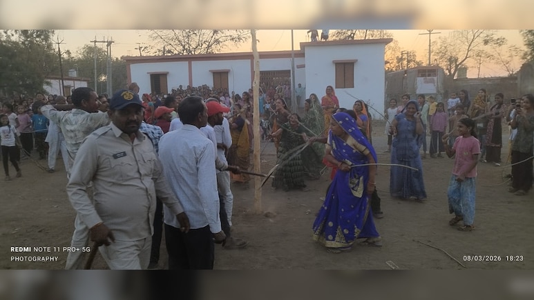 झेंडा उत्सव में दिखा गजब का नजारा, महिलाओं ने पुरुषों को दौड़ा-दौड़ाकर पीटा, देखने उमड़ी भीड़