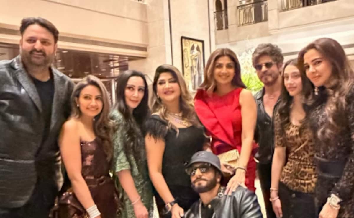 Amid Dhurandhar 2 Success, Ranveer Singh Poses With Shah Rukh Khan At Mumbai Party