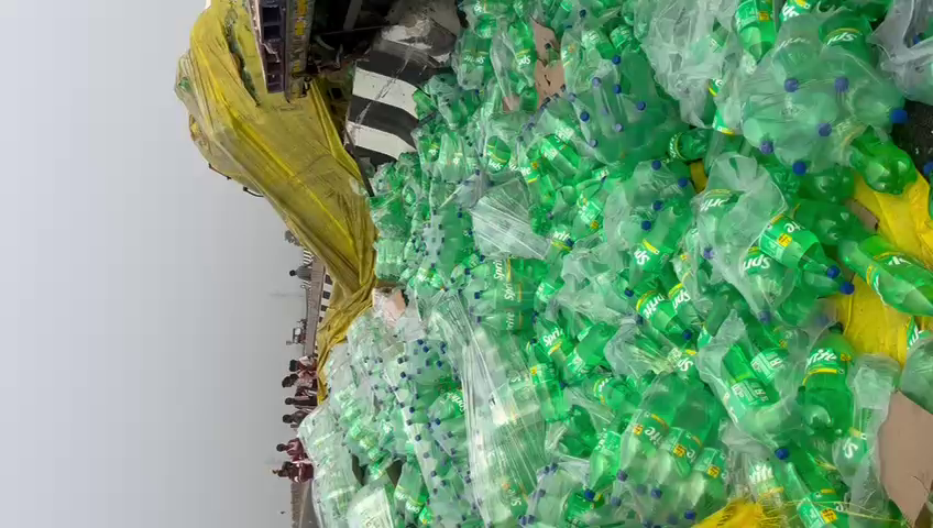 बिहार में कोल्ड ड्रिंक से भरा ट्रक पलटा तो लूटने में जुट गए लोग