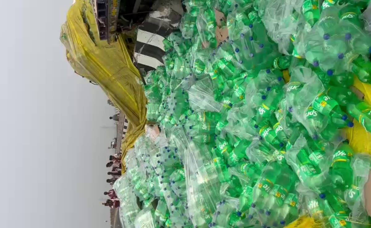 बिहार में कोल्ड ड्रिंक से भरा ट्रक पलटा तो लूटने में जुट गए लोग