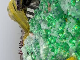 बिहार में कोल्ड ड्रिंक से भरा ट्रक पलटा तो लूटने में जुट गए लोग