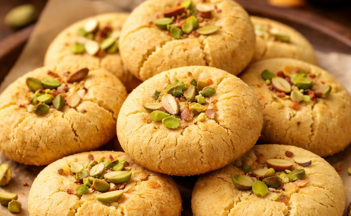 Holi Recipe 2026: मेहमानों को करें इम्प्रेस, इस होली पर बनाएं देसी नानखटाई