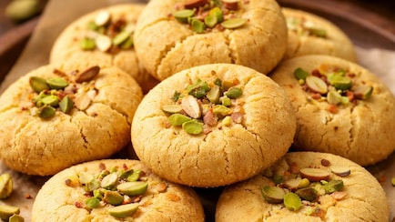 Holi Recipe 2026: मेहमानों को करें इम्प्रेस, इस होली पर बनाएं देसी नानखटाई