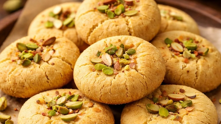 Holi Recipe 2026: मेहमानों को करें इम्प्रेस, इस होली पर बनाएं देसी नानखटाई