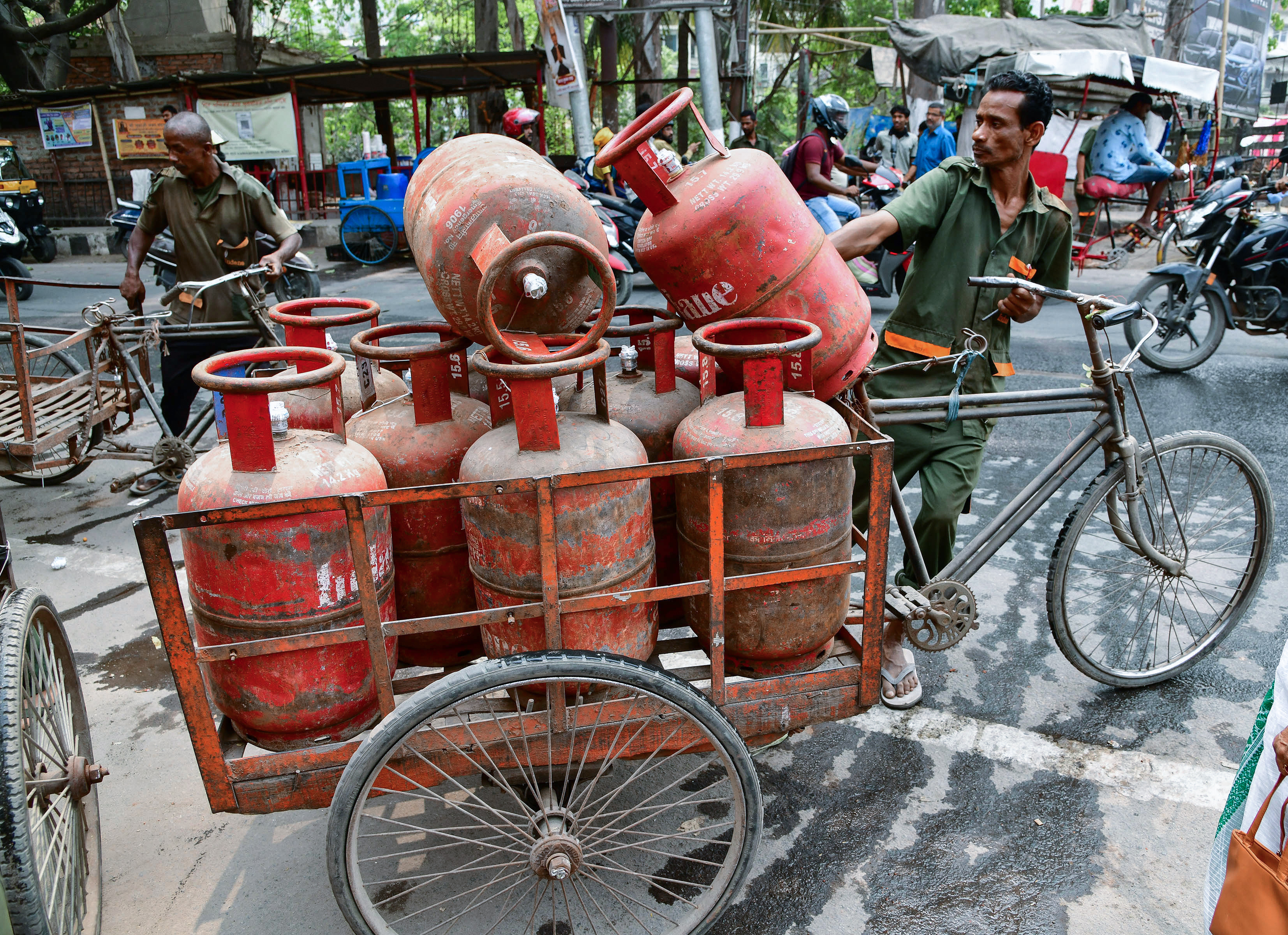 बुकिंग के बावजूद नहीं पहुंच रहा सिलेंडर, डिलीवरी मैन के फोन बंद, दिल्ली में एजेंसियों पर भारी भीड़