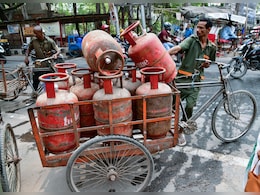 बुकिंग के बावजूद नहीं पहुंच रहा सिलेंडर, डिलीवरी मैन के फोन बंद, दिल्ली में एजेंसियों पर भारी भीड़