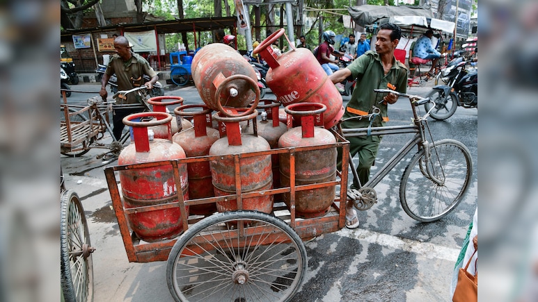 बुकिंग के बावजूद नहीं पहुंच रहा सिलेंडर, डिलीवरी मैन के फोन बंद, दिल्ली में एजेंसियों पर भारी भीड़