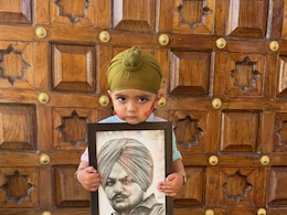 सिद्धू मूसेवाला के फैन हैं, इमोशनल भी हैं, तो दिल थाम कर देखें ये फोटो, बड़े भाई की तस्वीर पर गुलाल लगाता दिखा छोटा मूसेवाला