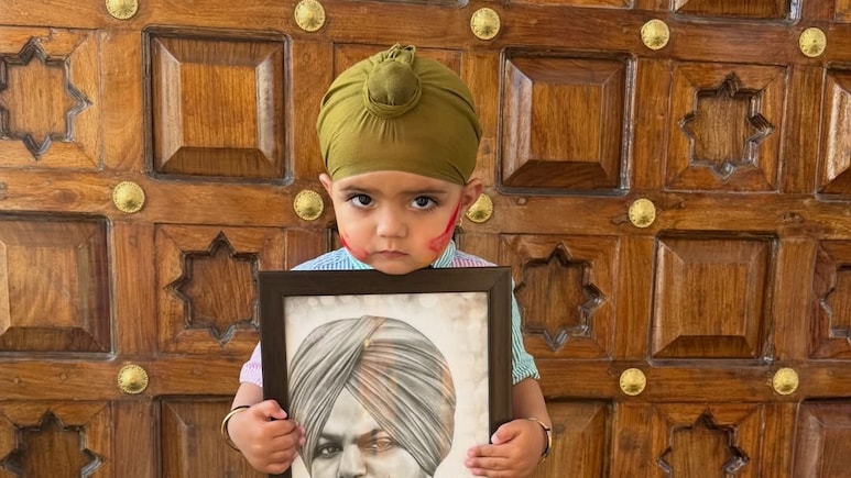 सिद्धू मूसेवाला के फैन हैं, इमोशनल भी हैं, तो दिल थाम कर देखें ये फोटो, बड़े भाई की तस्वीर पर गुलाल लगाता दिखा छोटा मूसेवाला