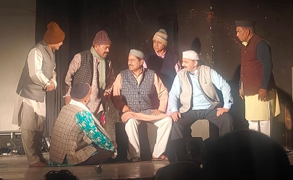 राष्ट्रीय राजधानी में खेला गया एक गढ़वाली नाटक. राष्ट्रीय राजधानी में खेला गया एक गढ़वाली नाटक.