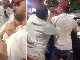 VIDEO: केस ओढले, खाली पाडलं, विरारमध्ये महिला रिक्षाचालकाला बेदम मारलं, वाहतूक पोलिसांसमोरच राडा