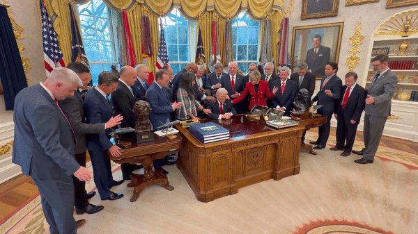 आंखें बंद कर बैठे ट्रंप, हाथ पकड़े दिखे पादरी... ईरान से जंग के बीच ओवल ऑफिस में प्रार्थना सभा! Video