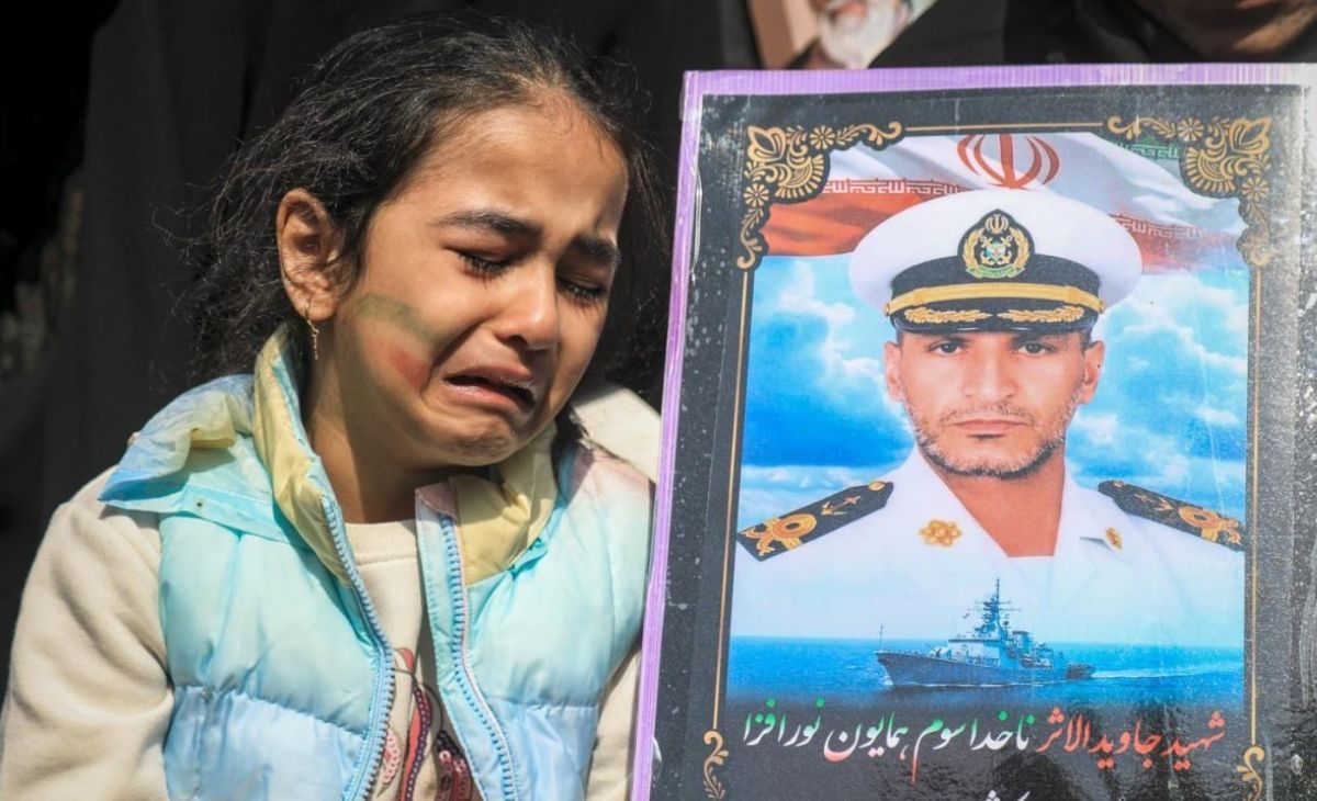 इस मासूम को कौन देगा ईदी? अमेरिकी हमले में मारे गए ईरानी नाविक के जनाजे की तस्वीर दिल चीर रही, PHOTOS