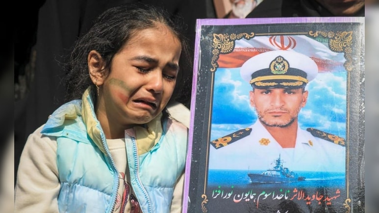 इस मासूम को कौन देगा ईदी? अमेरिकी हमले में मारे गए ईरानी नाविक के जनाजे की तस्वीर दिल चीर रही, PHOTOS