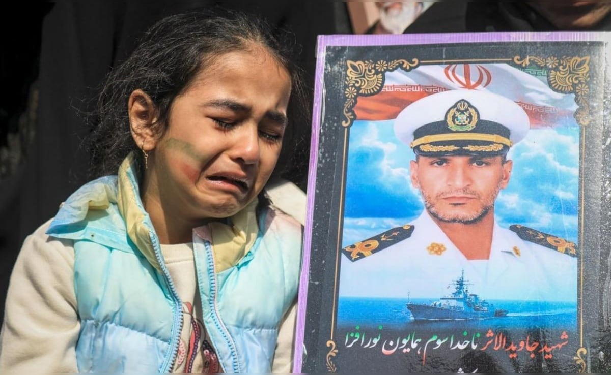 इस मासूम को कौन देगा ईदी? अमेरिकी हमले में मारे गए ईरानी नाविक के जनाजे की तस्वीर दिल चीर रही, PHOTOS