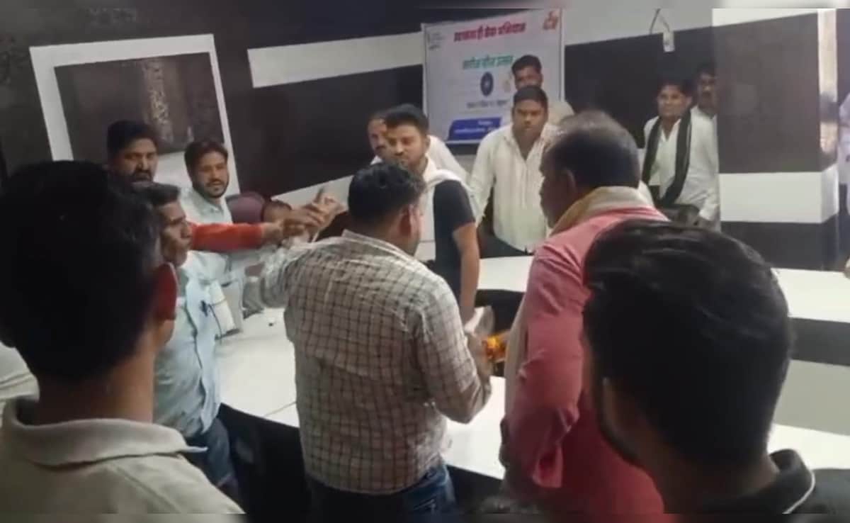 नगर पालिका में हंगामा: पार्षद बेटे ने सीएमओ को पीटा, कांग्रेस विधायक ने किया आरोपी का बचाव