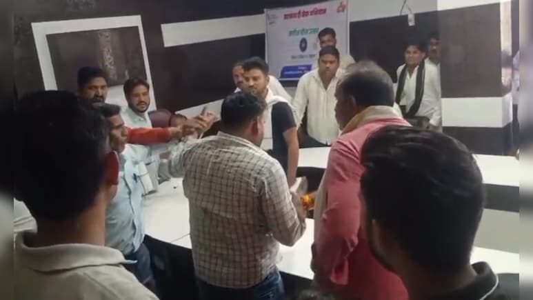 नगर पालिका में हंगामा: पार्षद बेटे ने सीएमओ को पीटा, कांग्रेस विधायक ने किया आरोपी का बचाव