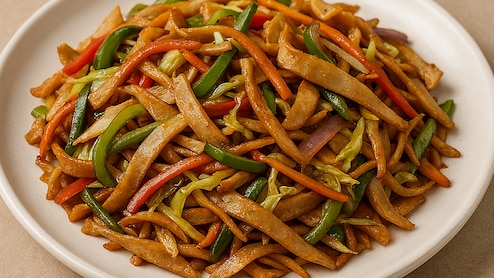 बची हुई रोटी से मिनटों में बनाएं टेस्टी चाऊमीन, बच्चों को भी आएगी खूब पसंद