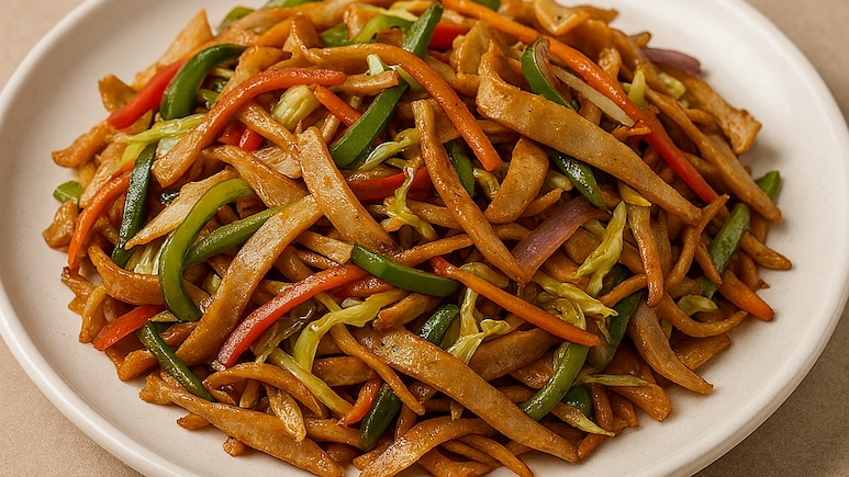 बची हुई रोटी से मिनटों में बनाएं टेस्टी चाऊमीन, बच्चों को भी आएगी खूब पसंद