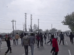 मथुरा में गोरक्षक की मौत, गोतस्करों ने &lsquo;फरसा वाले बाबा&rsquo; को ट्रक से कुचला, समर्थकों ने जाम किया हाइवे