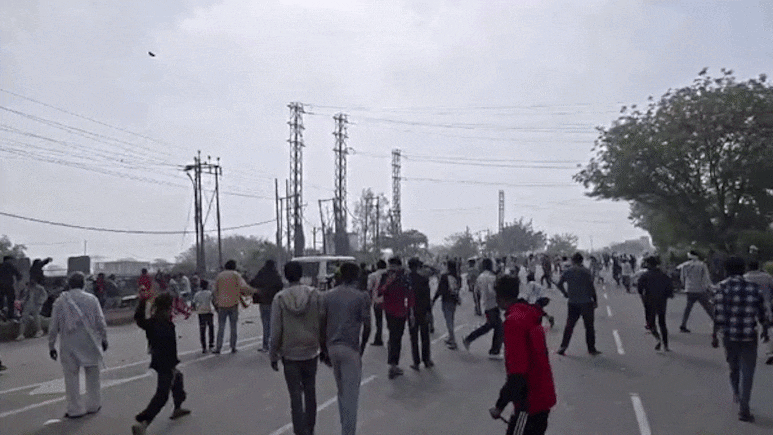 मथुरा में गोरक्षक की मौत, गोतस्करों ने &lsquo;फरसा वाले बाबा&rsquo; को ट्रक से कुचला, समर्थकों ने जाम किया हाइवे