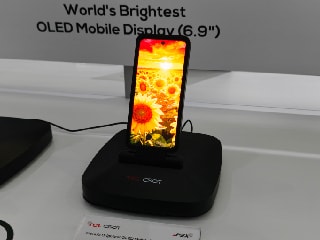 MWC 2026: मोबाइल नहीं, ट्यूबलाइट! दुनिया का सबसे चमकीला डिस्प्ले 15000 निट्स, TCL CSOT ने किया लॉन्च