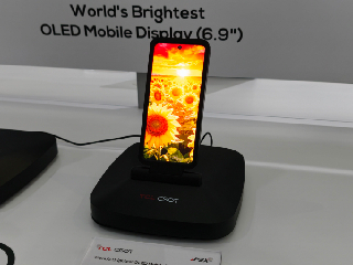 MWC 2026: मोबाइल नहीं, ट्यूबलाइट! दुनिया का सबसे चमकीला डिस्प्ले 15000 निट्स, TCL CSOT ने किया लॉन्च